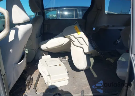 2013 Toyota Sienna Le V6 8 Passenger z USA, uszkodzony, nr VIN 5TDKK3DCXDS350005